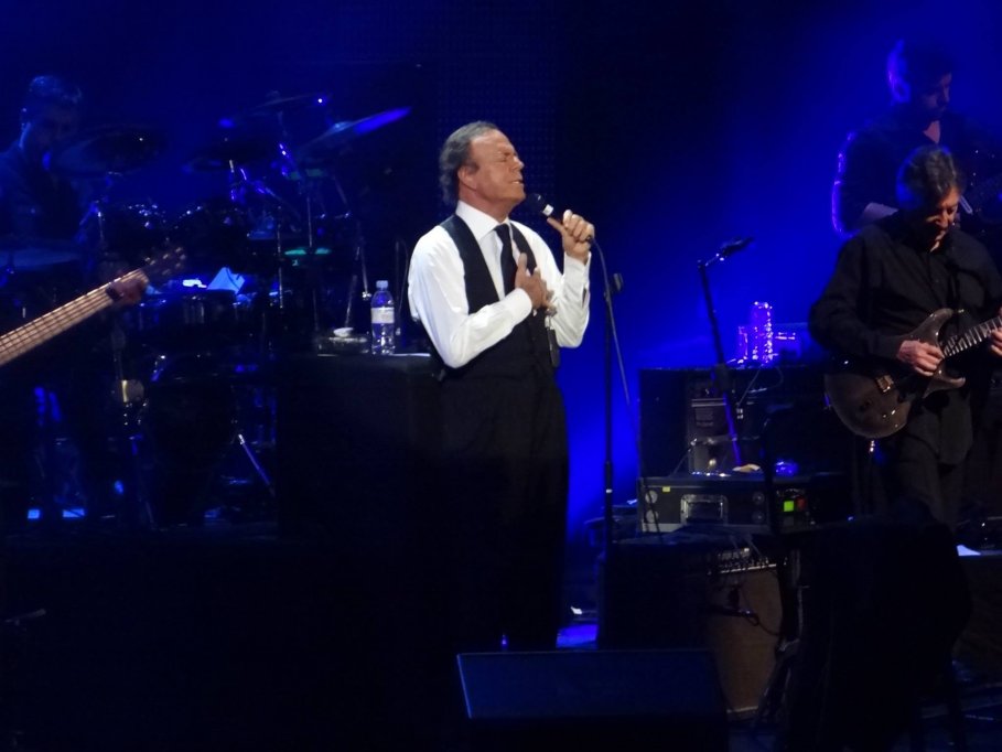 Julio Iglesias, ovationat de peste 8000 spectatori