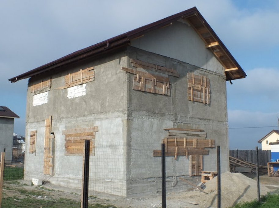 Construim case la rosu sau cheie