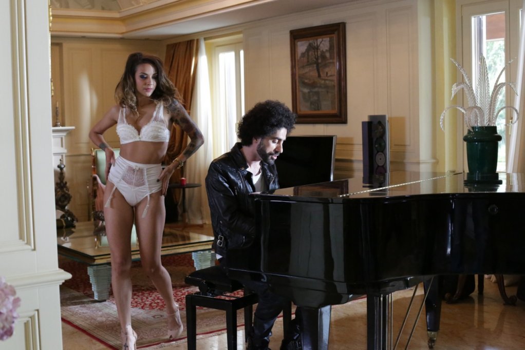 Viky Red lanseaza astazi videoclipul celui mai nou single al sau – Fa-mi tot ce vrei