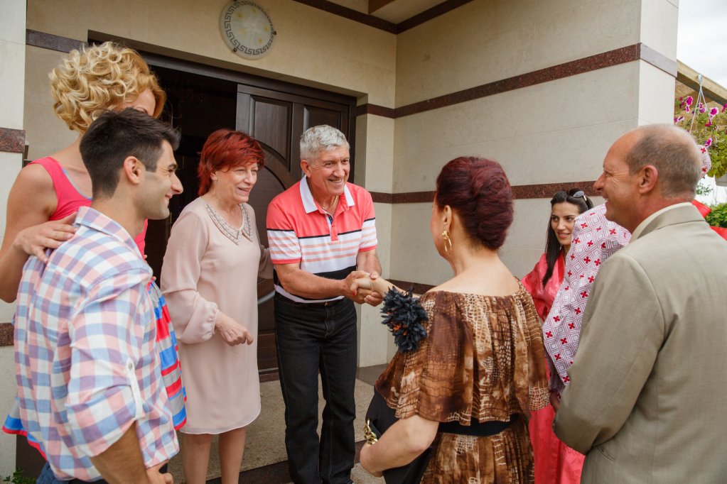 Peste 10.000 de spectatori pentru “Cuscrii” la o saptamana de la premiera