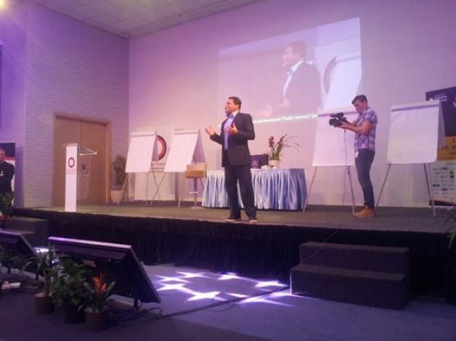 800 de oameni de afaceri prezenti la conferinta lui Jordan Belfort