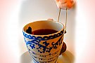 Atelier creativ: cana pictata si infuzor pentru ceai