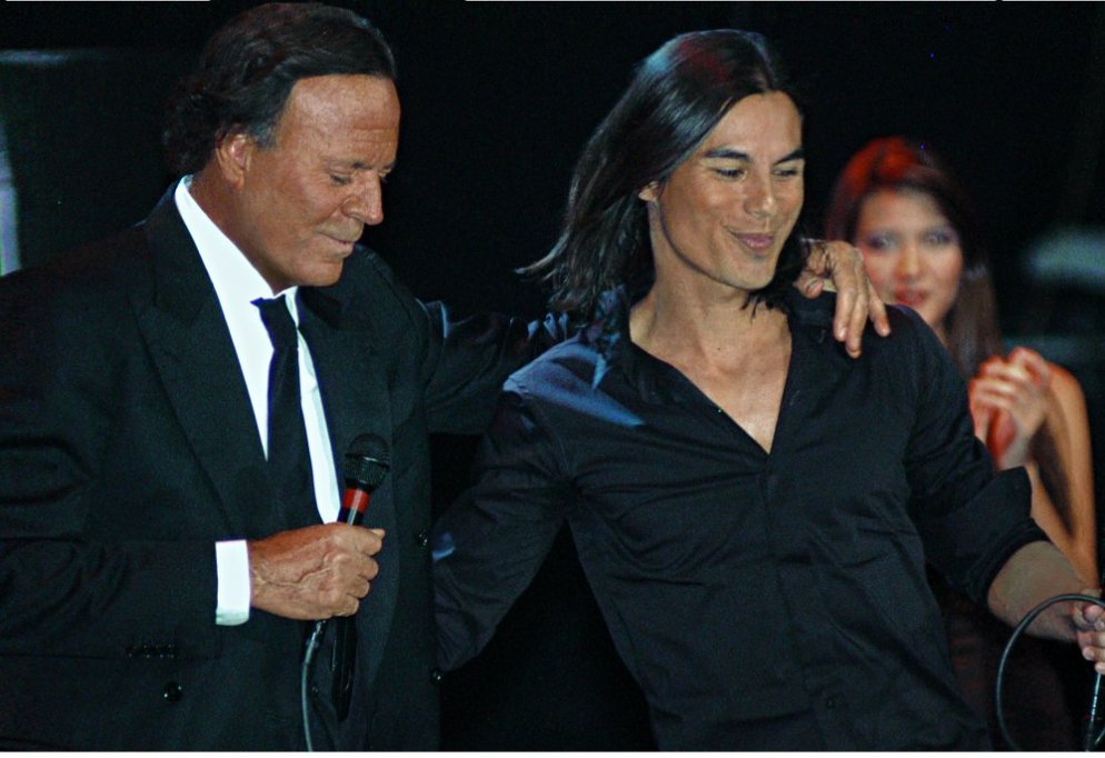 JULIO IGLESIAS va canta pe aceeasi scena cu fiul sau