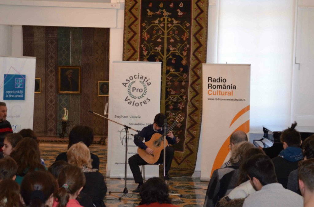Sunete de chitara pe drumul celebritatii