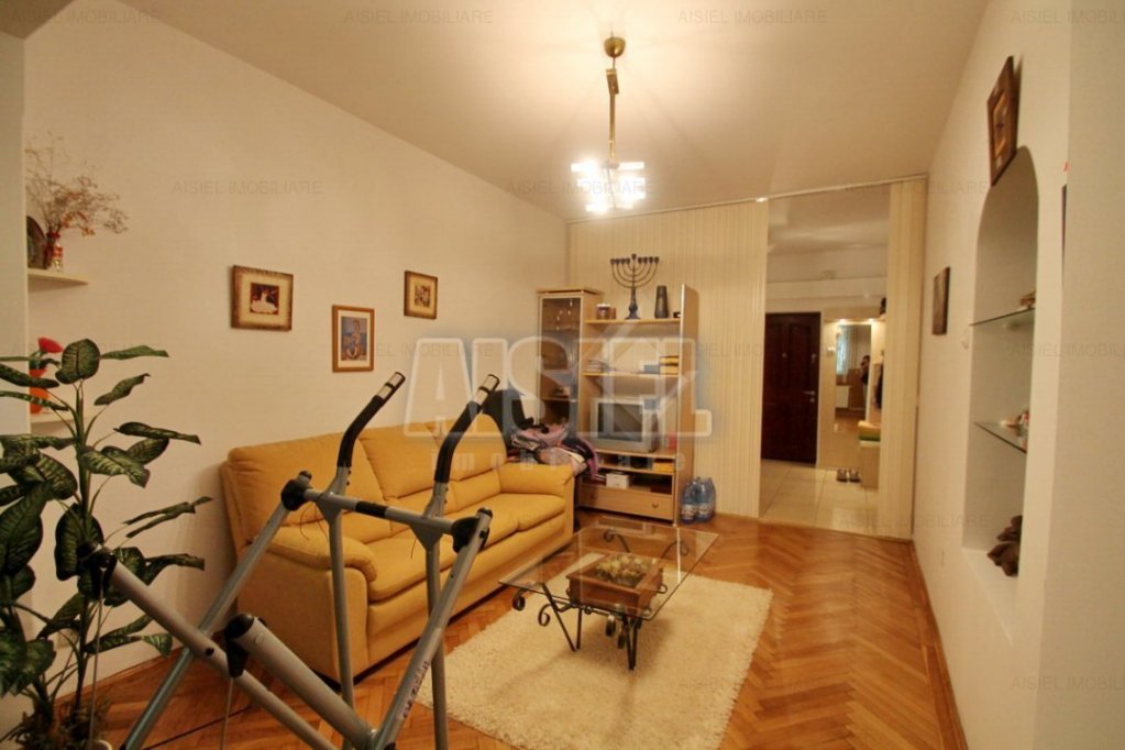 Propietar vand Apart. 2 cam.+ cam. anexa + boxa la parterul unui bloc Vila P+2+M in Primaverii