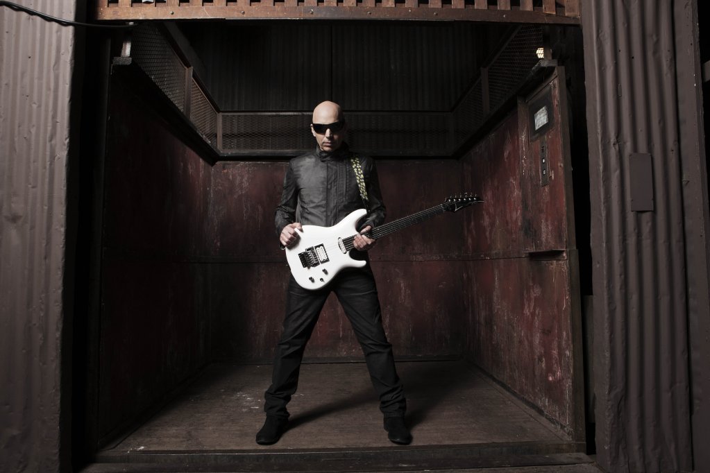 Astazi, ii spunem ”La multi ani” celebrului chitarist JOE SATRIANI