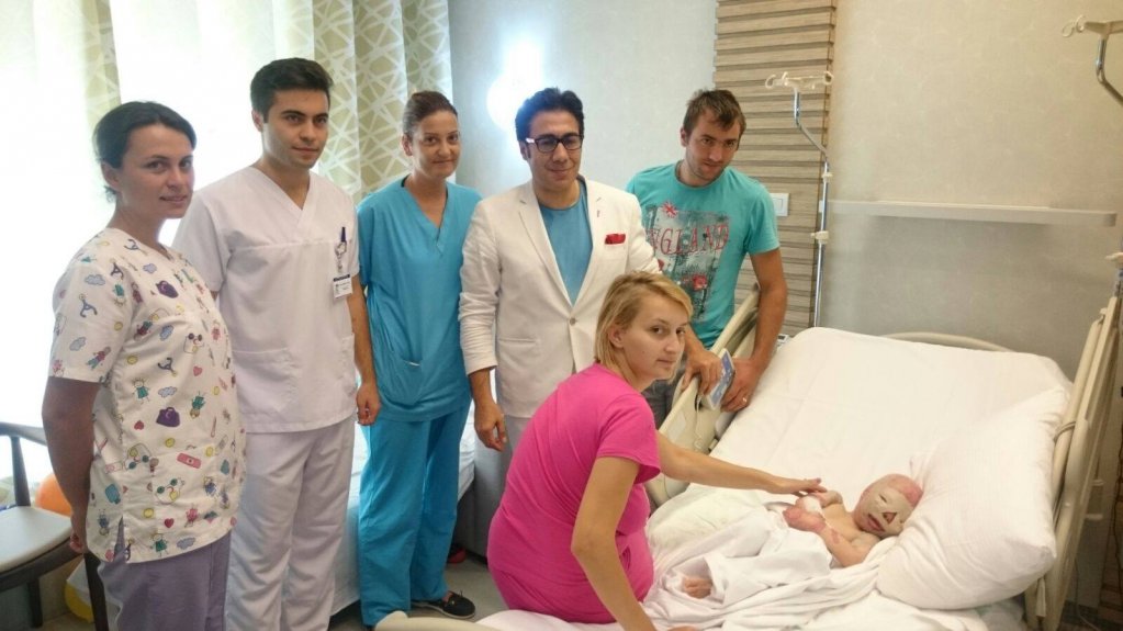 Dupa 11 ore de interventie, Alex a facut primul pas catre noul sau chip