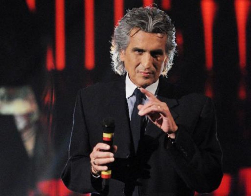 Toto Cutugno ofera un martisor romancelor