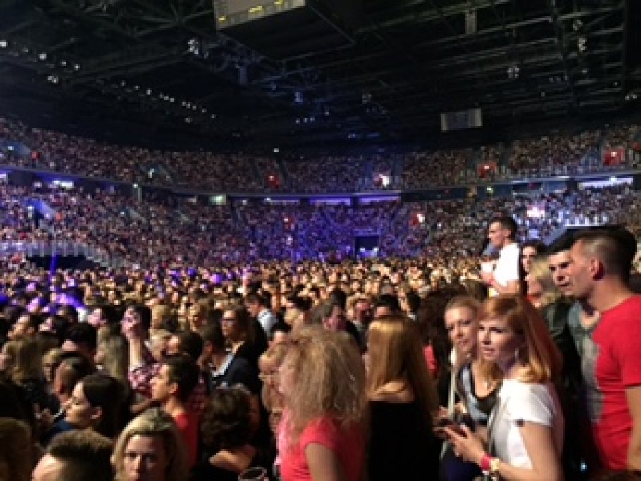 Enrique Iglesias si-a sarbatorit ziua de nastere alaturi de cei peste 19.000 de fani prezenti la concertul din Zagreb!