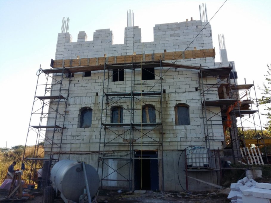 Copii salvaţi de la avort vor avea o casă nouă