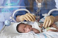 Mângâieri calde pentru bebeluşii născuţi prematur