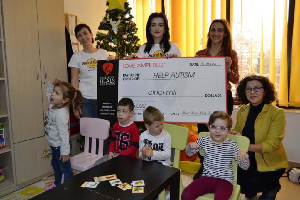 HARD ROCK CAFE București donează în beneficiul Asociaţiei HELP AUTISM