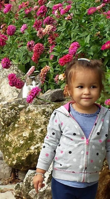 Drama unei fetiţie de 4 ani care trăieşte în întuneric