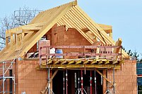 Cum te asiguri că reduci la minimum durata și costurile pentru construirea casei tale?