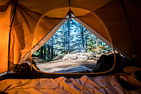 10 lucruri esențiale pe care ar trebui să le ai cu tine când mergi la camping