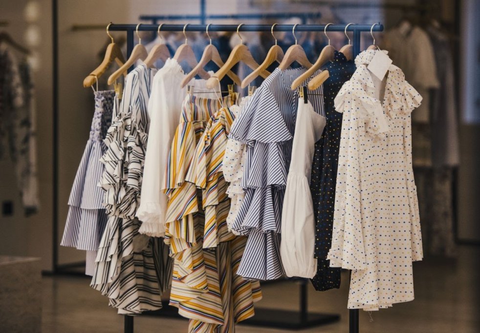 Cum să transformi un outfit de zi într-unul de seară fără niciun pic de efort?