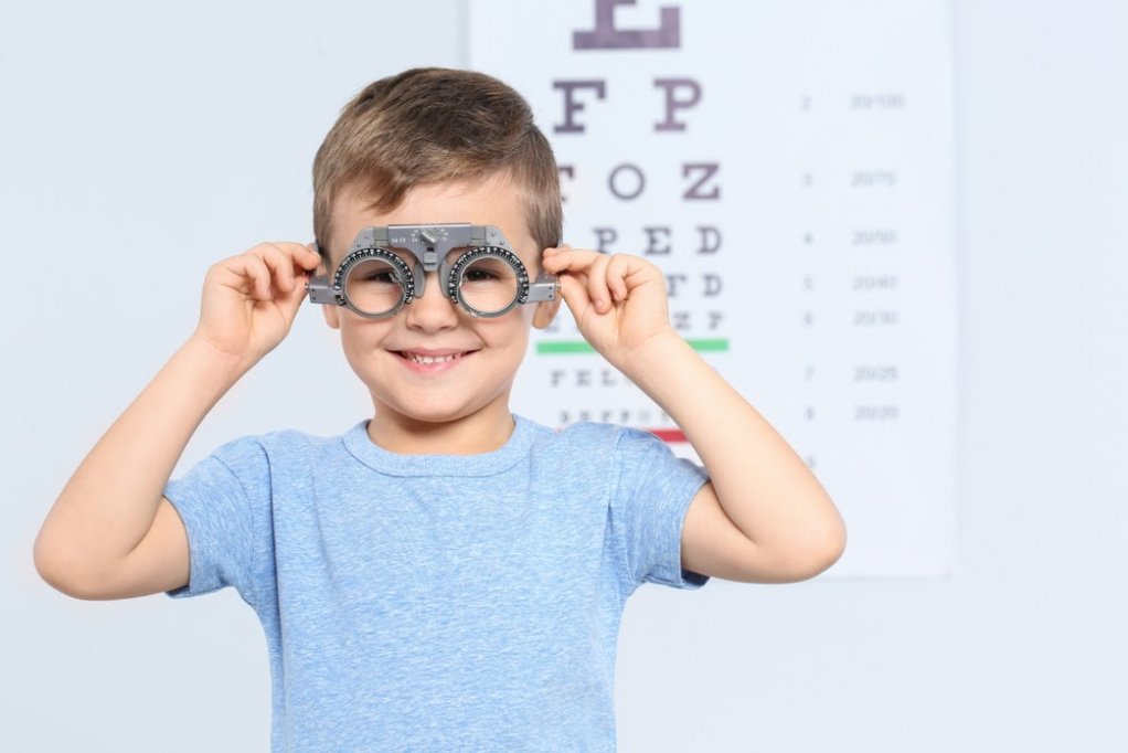 Cum îl pregătești pe copilul tău pentru prima vizită la oftalmolog?