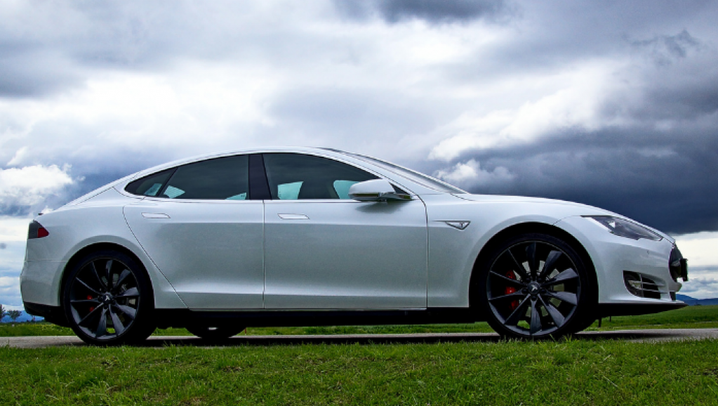 Tesla in Romania ...uită de griji la bordul mașinii perfecte