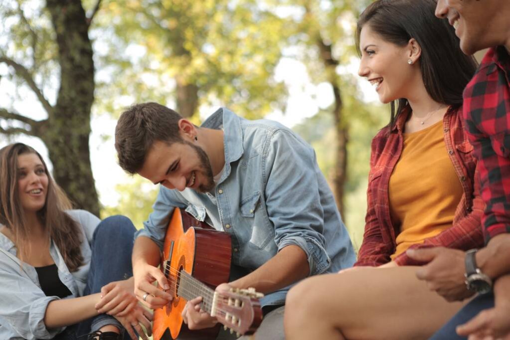 Vara - anotimpul perfect pentru a cânta la chitară în sânul naturii