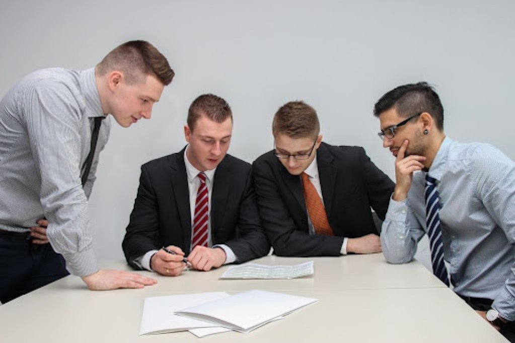 Ce avantaje îți poate aduce colaborarea cu un consultant financiar