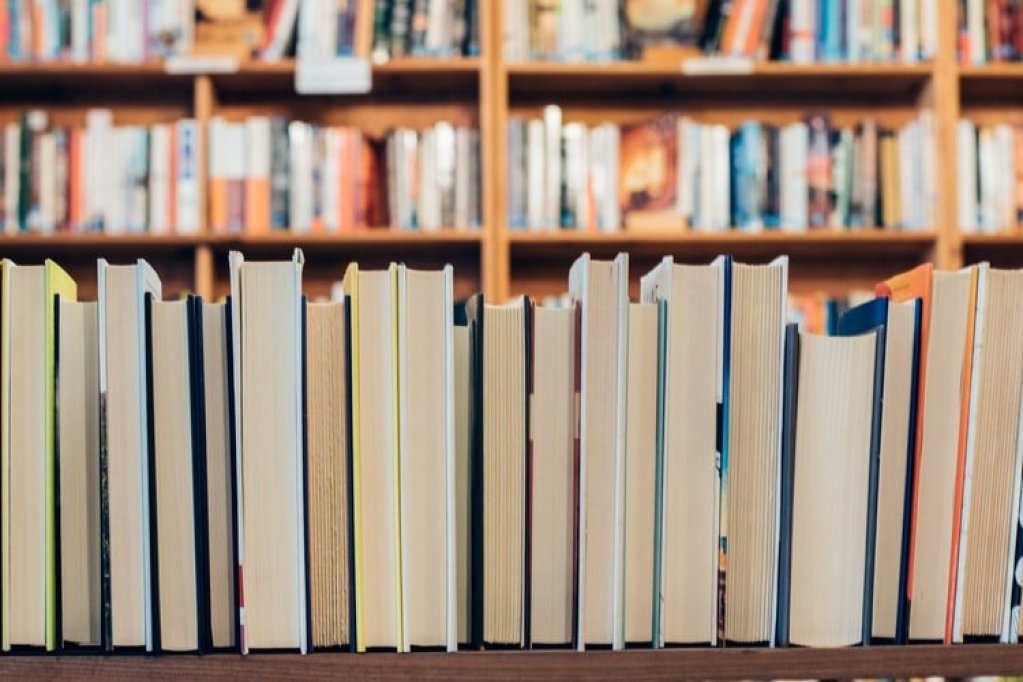 Cărți de ficțiune pentru biblioteca ta de acasă