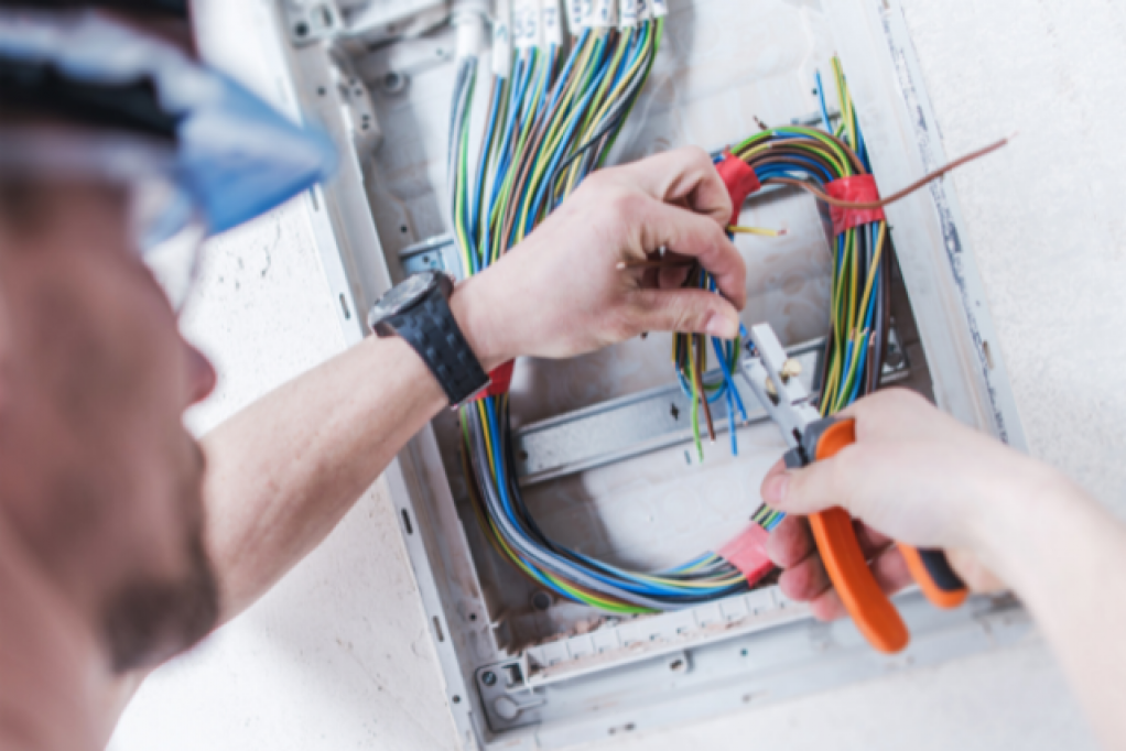 Te-ai mutat intr-o locuinta noua? Afla daca e nevoie sa schimbi instalatia electrica