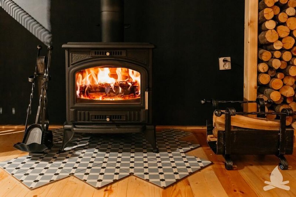 De ce să cheltuiești exorbitant pe o sobă second cu design rustic, când poți alege un model nou care imită perfect soba tradițională?!