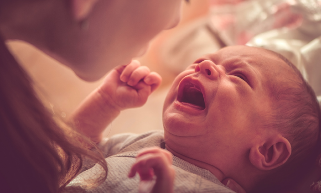 De ce plânge bebe noaptea? Află care sunt cele mai comune motive