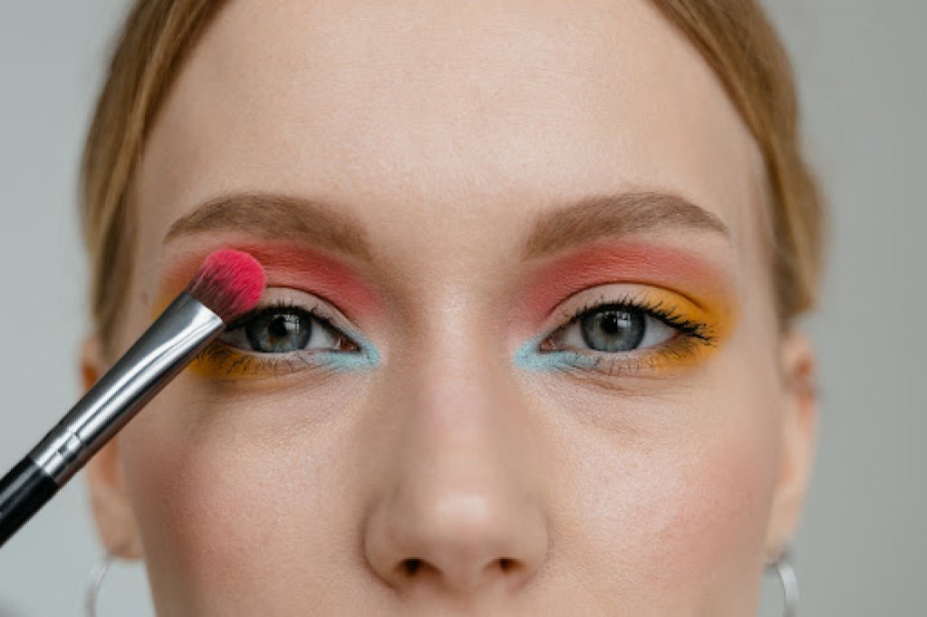 Obține un look de invidiat prin micropigmentarea pudrată a sprâncenelor
