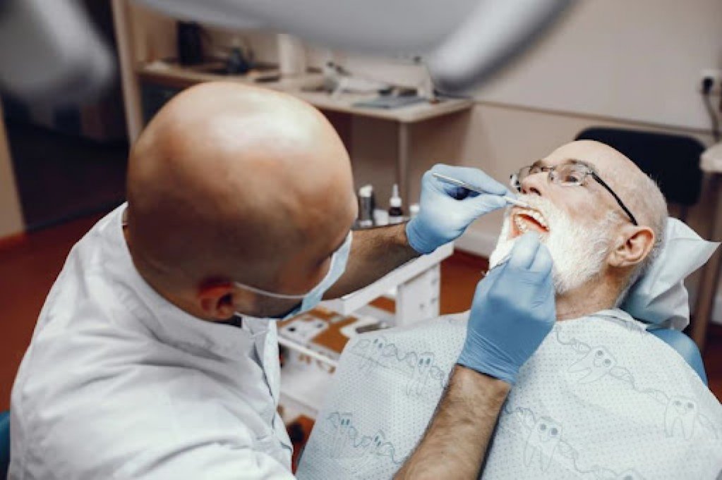 Cum se realizează un implant dentar? 5 etape