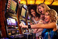 Cum să te distrezi într-un cazinou cu prietenii și să nu rămâi fără bani?