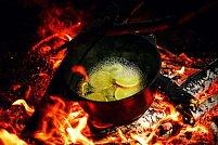 Gătitul în ceaunul din fontă, o experiență culinară autentică