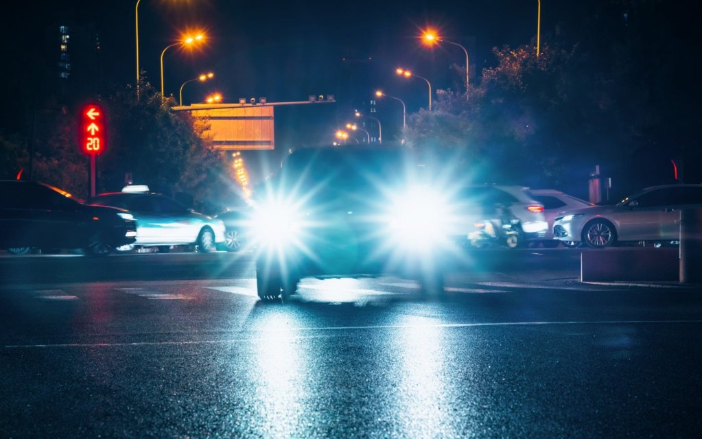 Noi modificări la codul rutier: luminile de întâlnire trebuie folosite pe toate drumurile publice!