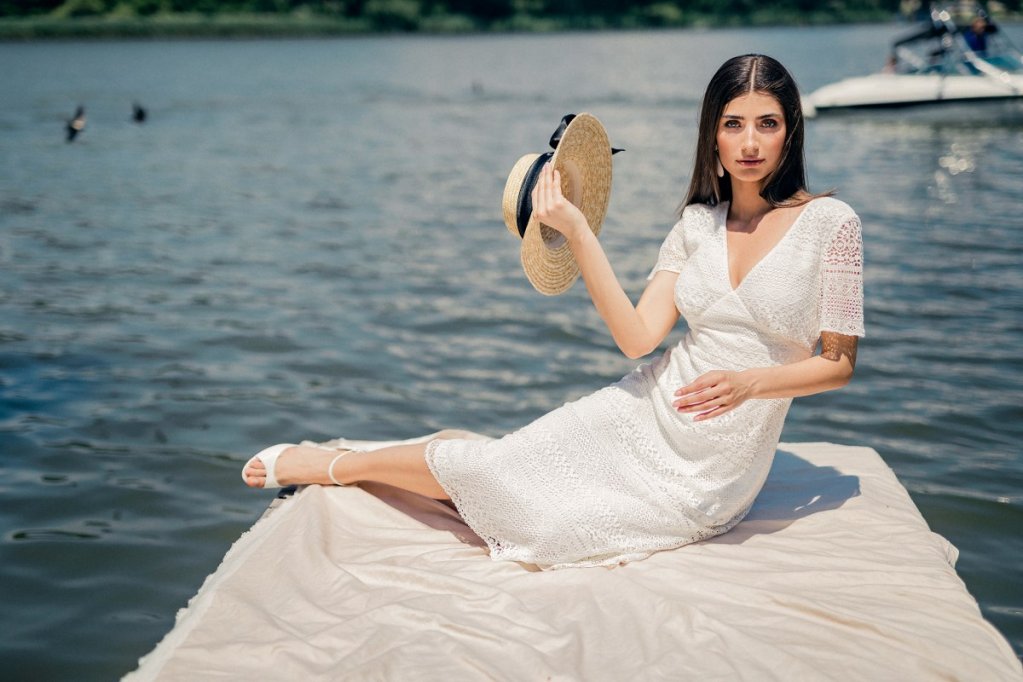Cum sa accesorizezi rochiile de dama pentru a trece de la un look casual la unul formal