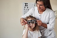 Cum îți pregătești copilul pentru o vizită la optometrist?