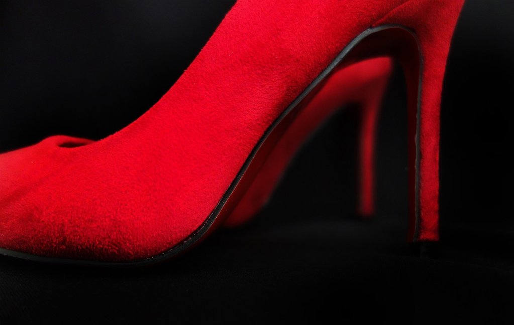 Peter Bahuczki Povestea pantofilor stiletto: de ce ii iubim atat de mult?