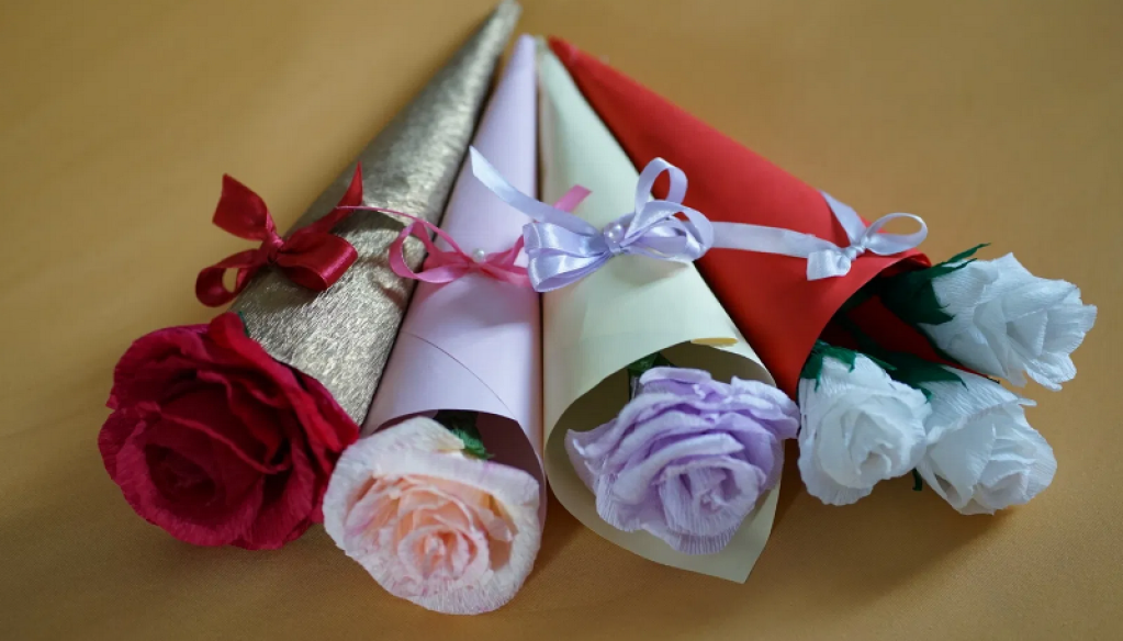 Hârtie creponată floristică și vaze pentru flori: idei creative pentru decorațiuni