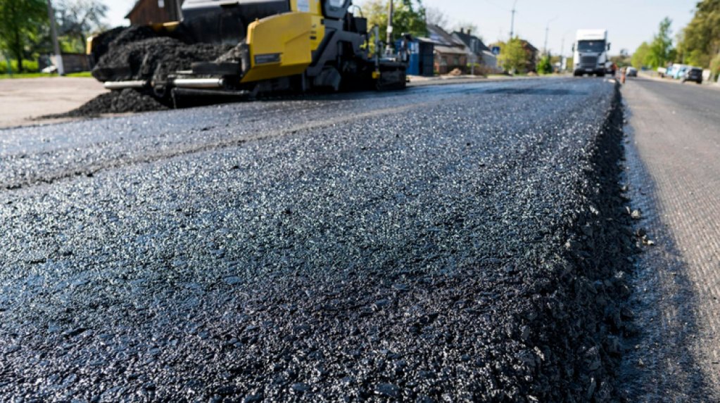 Asfaltările din București, printre nemulțumirile șoferilor, ale pietonilor și ale părinților cu copii în cărucioare. De ce?