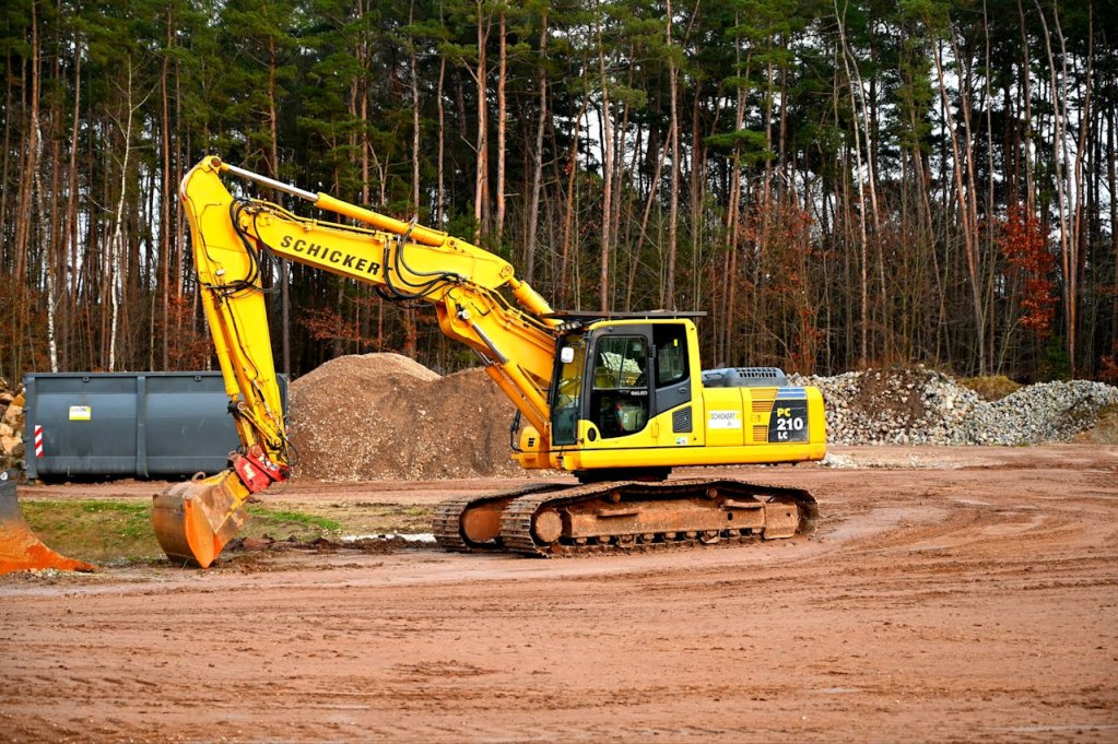 Avantajele de a deține un buldoexcavator pentru antreprenorii din domeniul construcțiilor