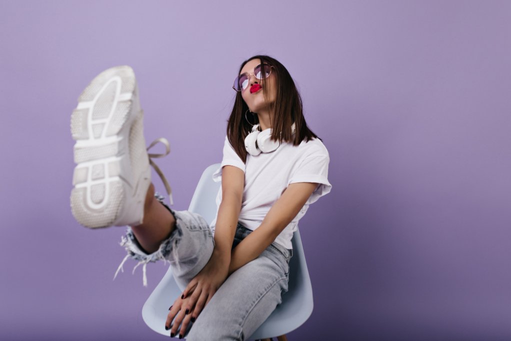 Sneakers sau pantofi eleganți? Alegerea perfectă pentru fiecare stil