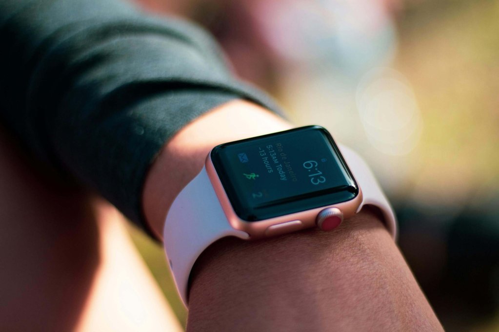 Top 5 funcții ale smartwatch-urilor care sunt utile pentru bunici