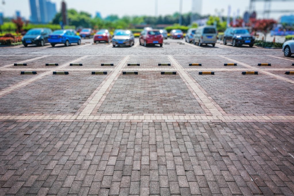 Ce caracteristici ar fi bine să îndeplinească pavajele de curte pentru aleile destinate parcării auto?