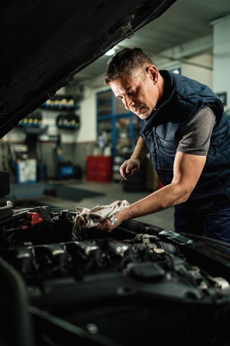 Doar un curs de mecanic auto te mai desparte de o carieră frumoasă!