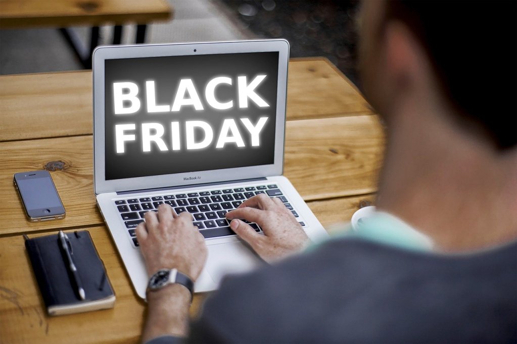 Bucureștenii conduc topul cumpărăturilor de Black Friday! Vezi ce au comandat cel mai mult