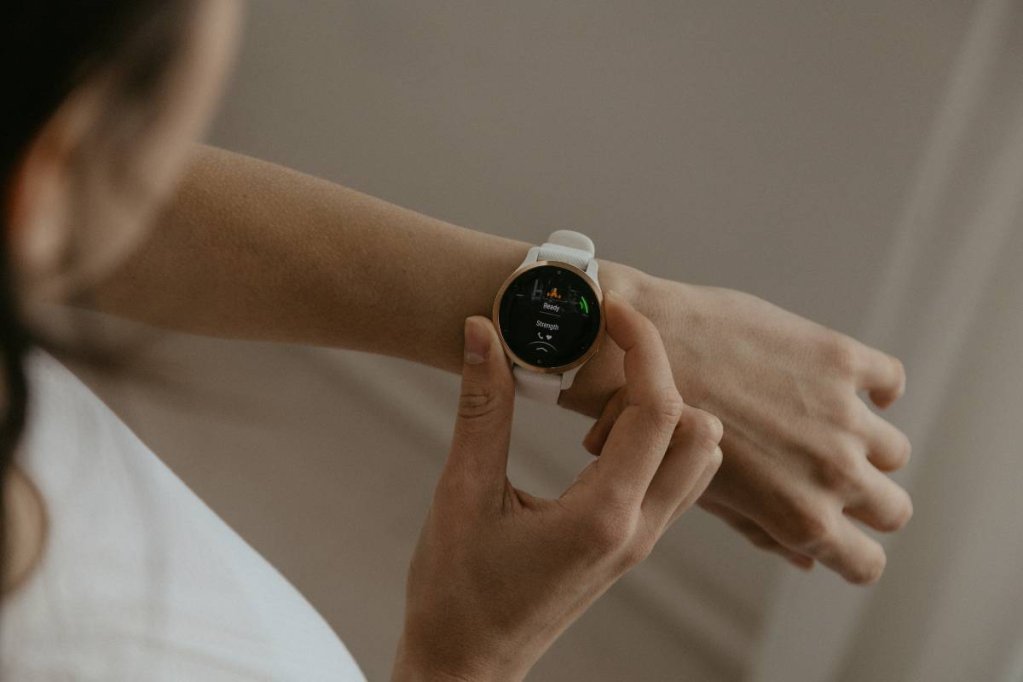 Cum să îți îmbunătățești antrenamentele fizice cu ajutorul unui smartwatch: sfaturi simple şi practice