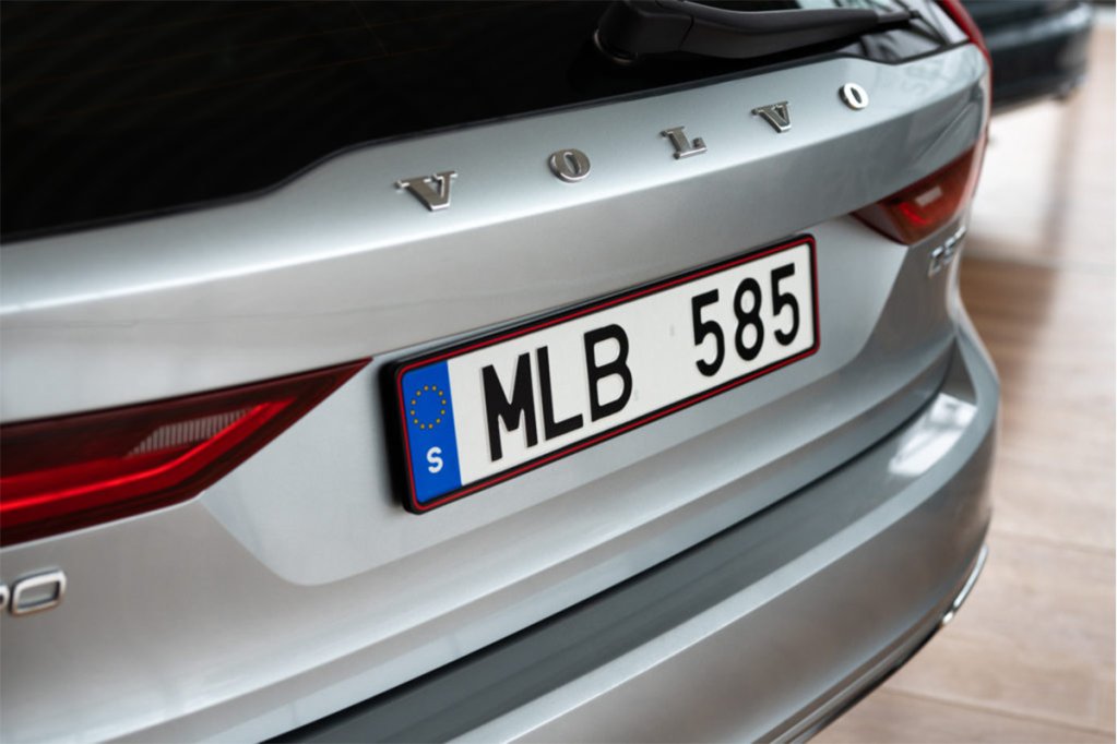 Set suport plăcuțe înmatriculare auto, soluția completă pentru un montaj elegant și sigur
