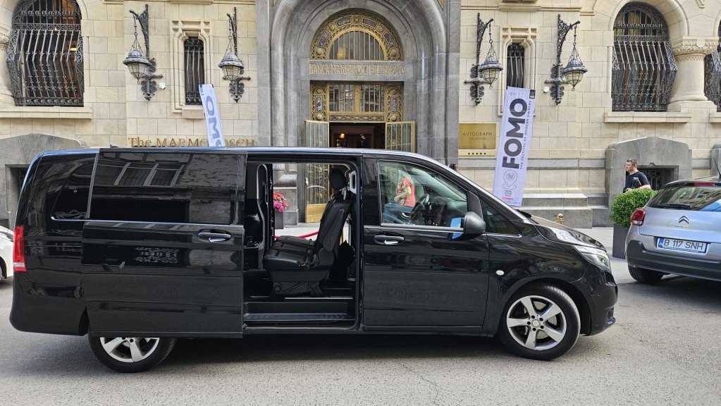 Călătorești în vacanță cu familia sau prietenii? David Intercar îți oferă transferul ideal la aeroport, cu Mercedes V-Class 7+1 locuri