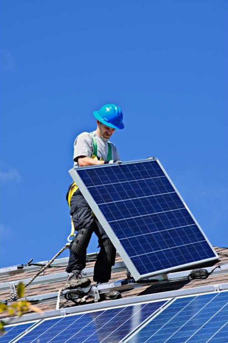 Panourile solare pot produce mai mult! Știai că spălarea le readuce la capacitate maximă?