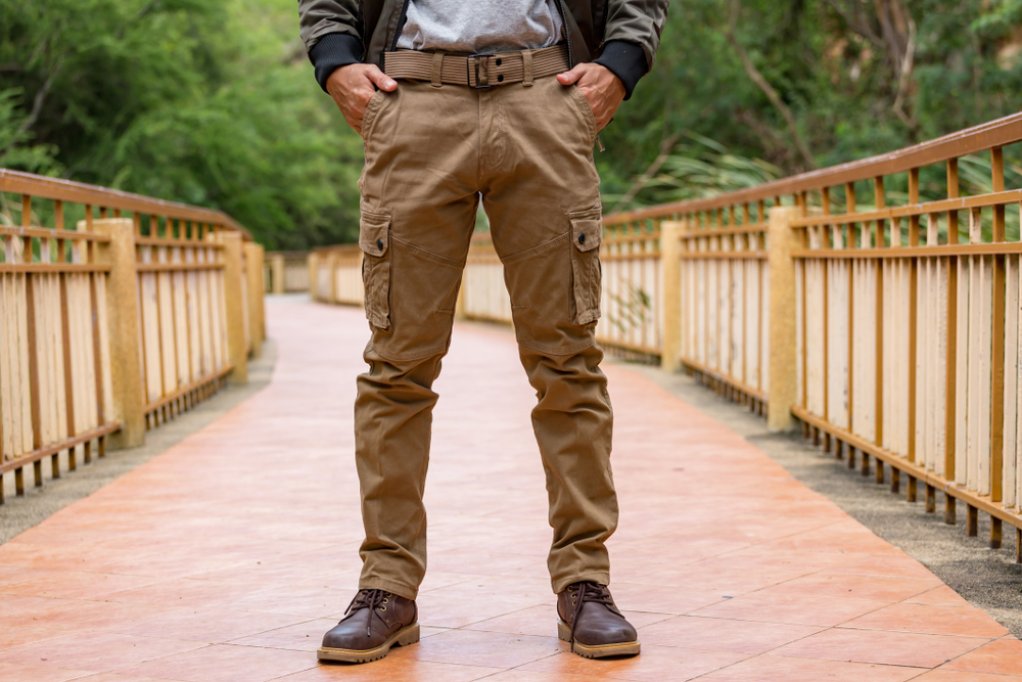 Avantajele pantalonilor cargo pentru bărbați: 7 beneficii practice și stylish