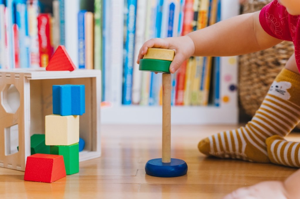 Jucăriile Montessori: un aliat în terapia ocupațională pentru copii